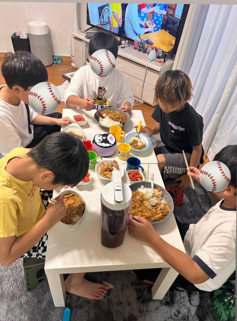 子どもたちで賑わう食卓①（＠mao__rg8120さんより提供）