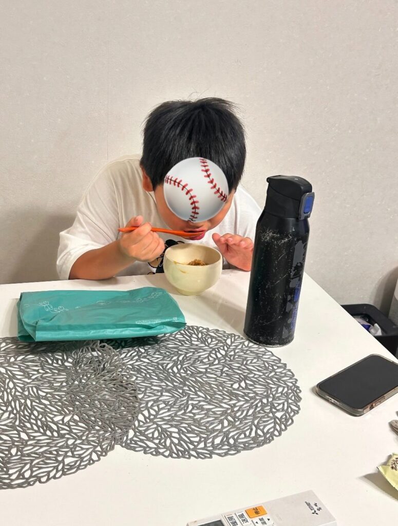 子どもたちで賑わう食卓②（＠mao__rg8120さんより提供）