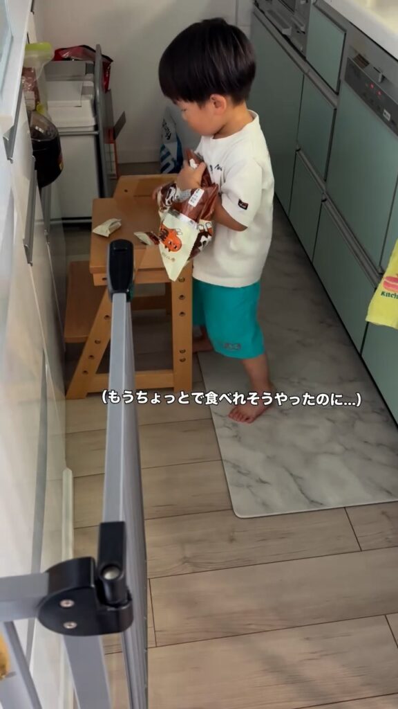 食べたい気持ちを抑えきれない様子①（＠ko_nt03.9さんより提供）