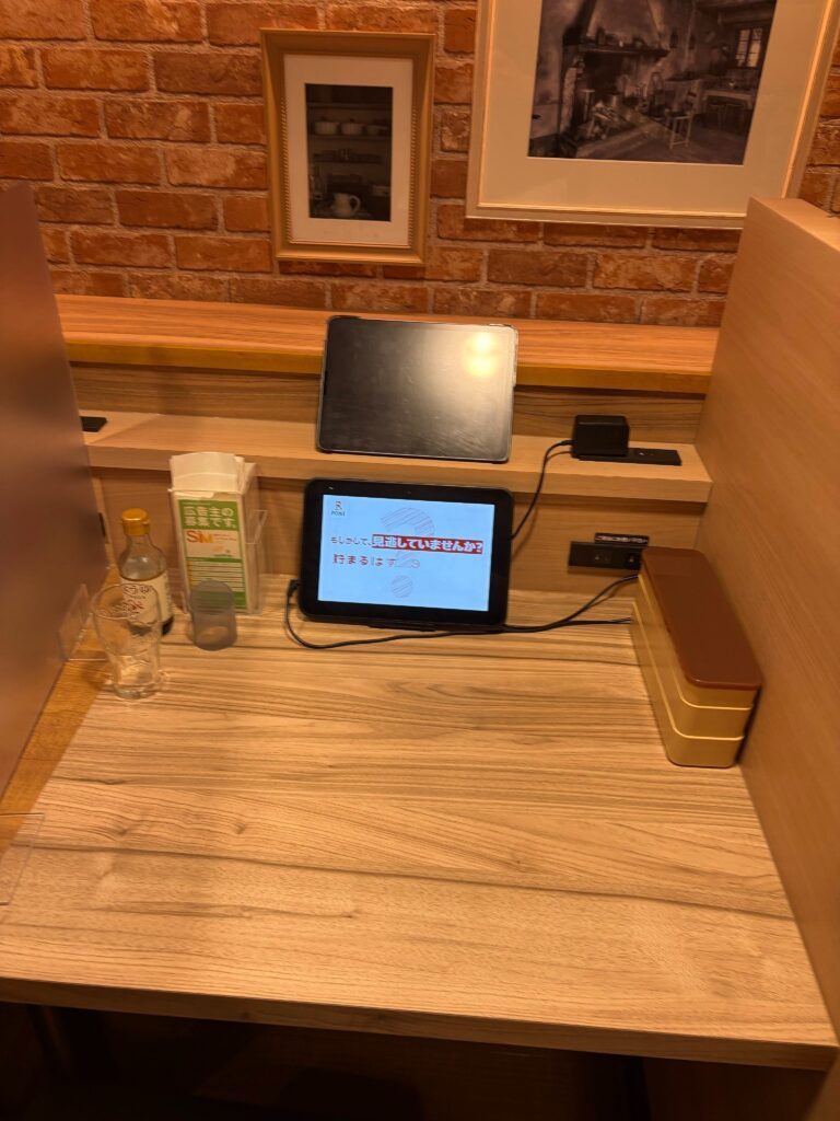 店舗の注文用タブレットと並んで置かれたiPad①（＠y_bb59さんより提供）