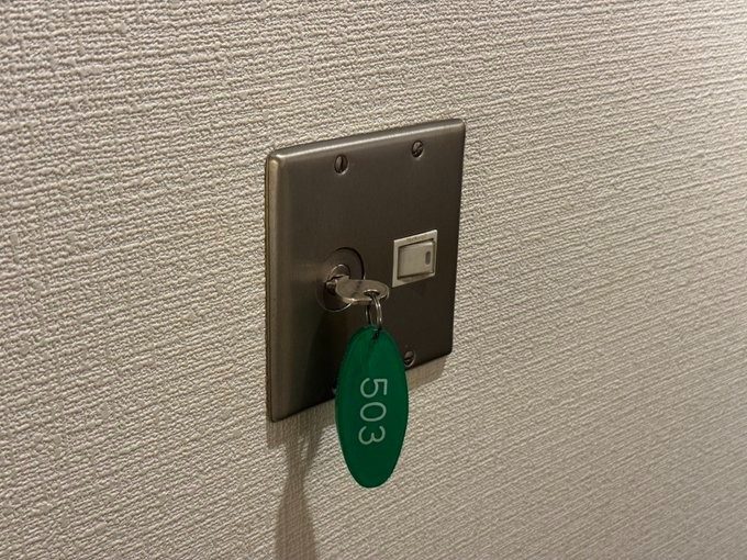 イグニッション型のホテルの電源（＠susuki_hozukiさんより提供）