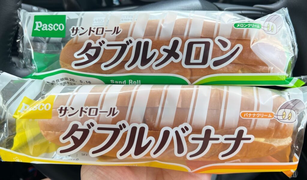 Pascoのサンドロール『ダブルメロン』と『ダブルバナナ』（＠robodatchi_labさんより提供）