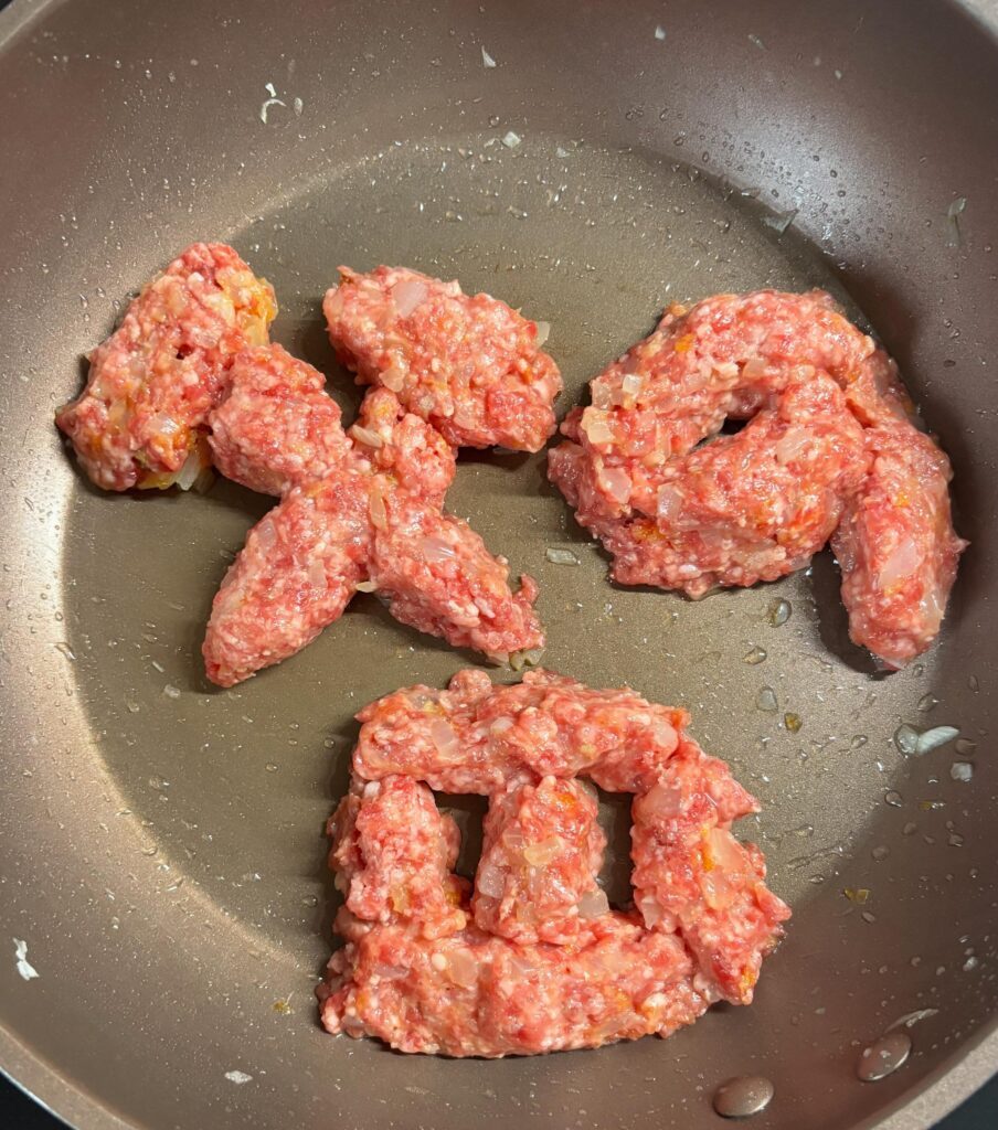 ハンバーグで作った「父の日」の文字（＠chikitty2019さんより提供）
