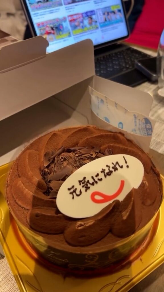 彼氏が買ってきたホールケーキ①（＠yuuka_gingaさんより提供）