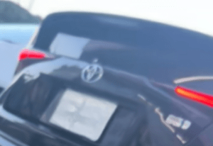コンビニの駐車場に車を停めた数分後…→目撃した”まさかの光景”に「笑い止まらんww」「だいぶ厳し目に見られててww」「念入りにされてる」