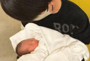 生まれたばかりの妹を抱っこする19歳兄。しかし、隣をよく見ると→まさかまさかの光景に…「凄すぎる」「素晴らしい縁ですね！」「奇跡すぎ」