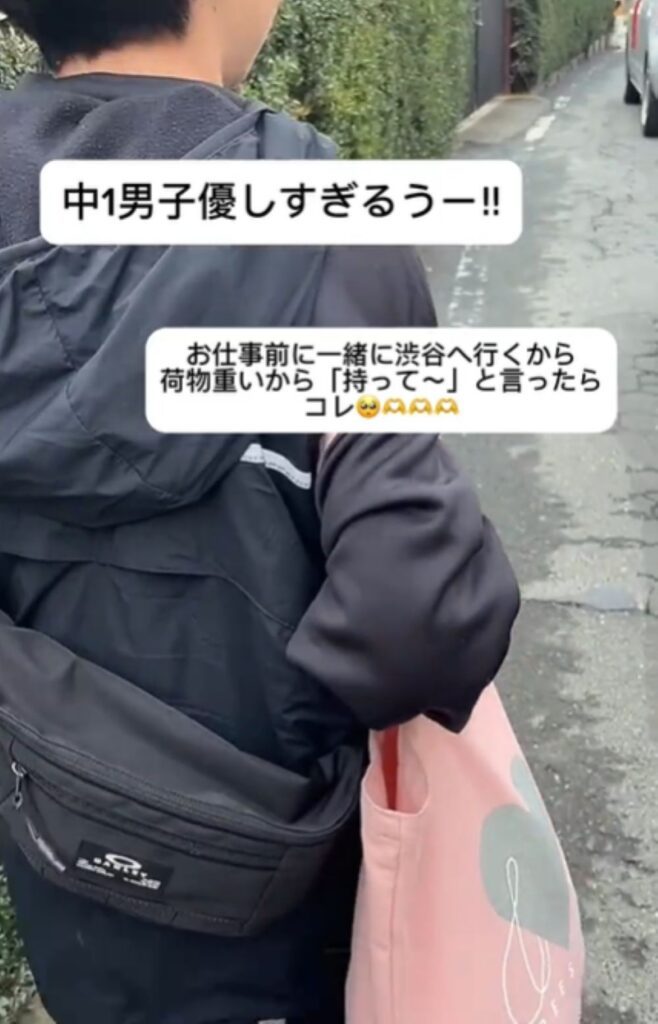 荷物を持つ息子さん①（＠misamisa.familyさんより提供）