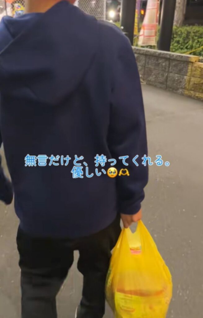荷物を持つ息子さん⑤（＠misamisa.familyさんより提供）