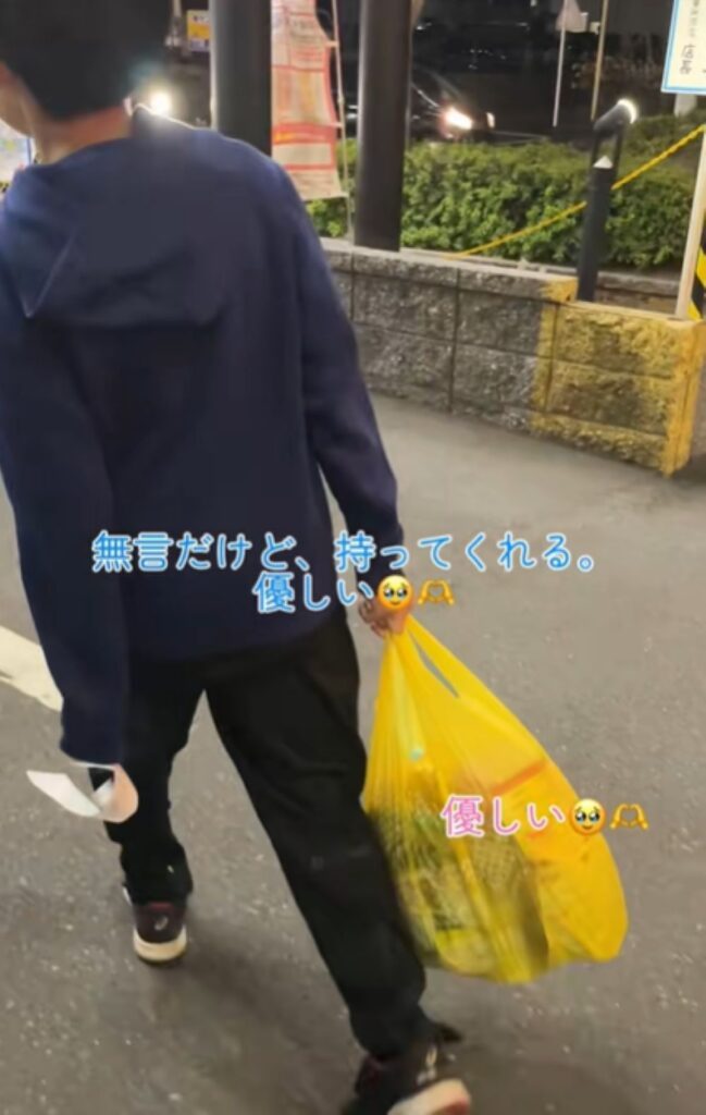 荷物を持つ息子さん⑥（＠misamisa.familyさんより提供）