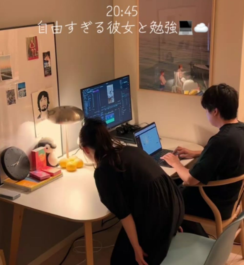 勉強中だったのに…突如、席を立った彼女。彼氏「え?」→その後、予想外の行動に「斜め上の自由人だった」「面白い」