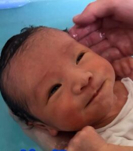 出産直後、周囲から「かっこよくなる」と言われた赤ちゃん。7年後の“驚きの姿”に1227万再生「未来の推し見っけ」「毎日この顔拝めんのズルすぎ」「モテ人生確定」