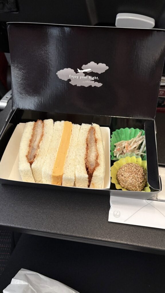 機内食②（＠hana_solotravelさんより提供）