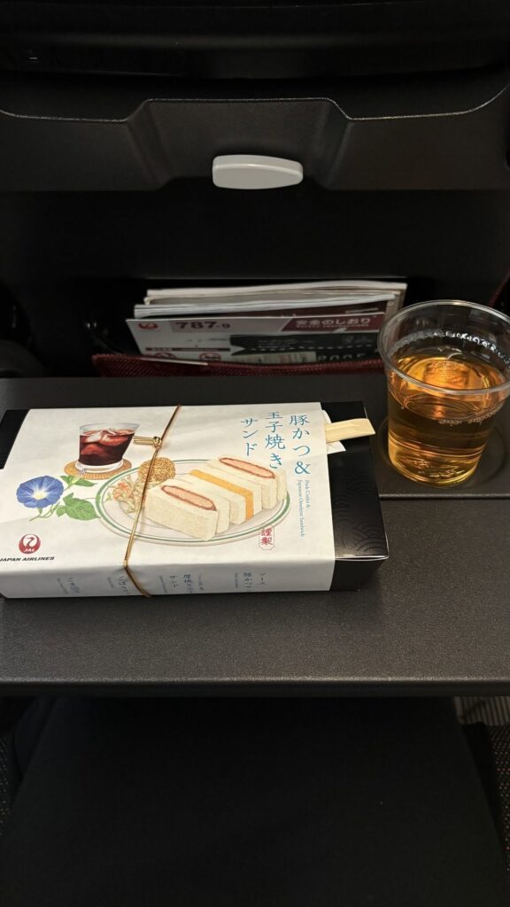 機内食①（＠hana_solotravelさんより提供）