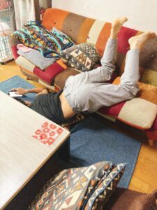 リビングで家事をしていた母。ふと、高2息子を見てみると→まさかの光景に…「前世ネコ」「曲芸の域！」「どうなってるの！？」