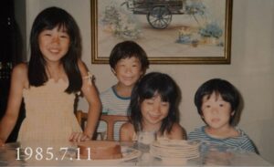 1985年7月に撮影された家族写真。約40年後…まさかの姿に「すごい！！」「あったかい気持ちになる」