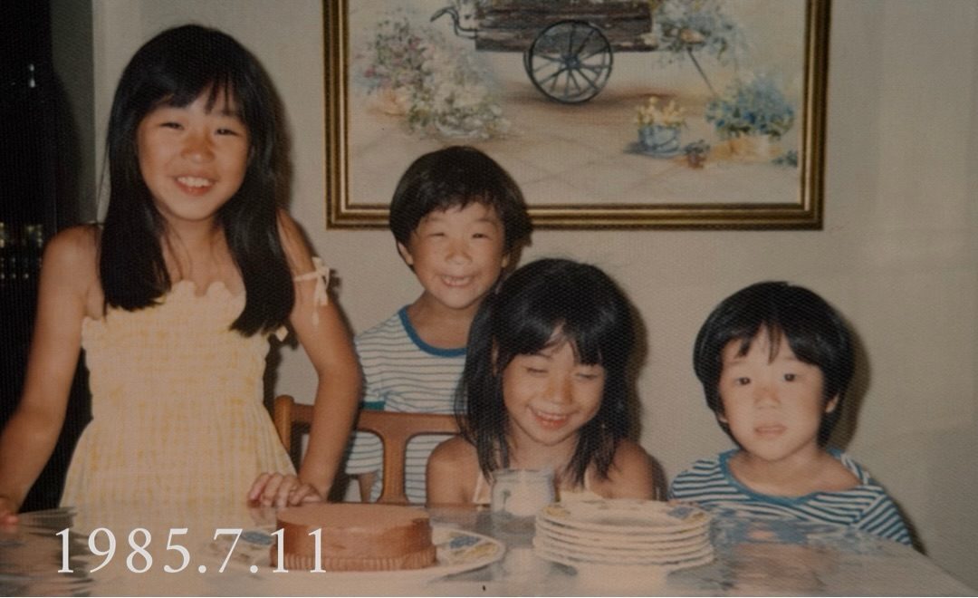 1985年7月に撮影された家族写真。約40年後…まさかの姿に「すごい!!」「あったかい気持ちになる」