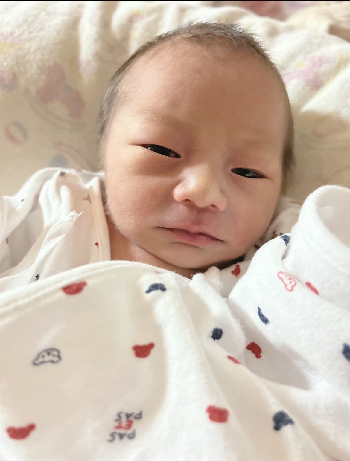 助産師さんに「目がすごく大きいね」と言われた赤ちゃん。しかし→母「これがこうなるとは」現在の驚きの姿に…「かわいすぎる…！！」「信じられない！」