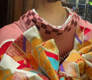 結婚式に着物で来た女性の”髪”に違和感。→その違和感の正体に……「笑っちゃいました」「かわいいw」
