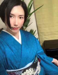 白髪染めをやめたい50歳女性。→美容師に相談した結果…“衝撃の姿”に…「どう見てもイケメン男子高校生」「50歳の人はどこですか？」「理解が追いつかない」