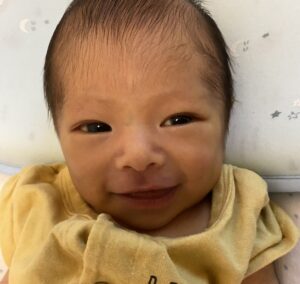 生まれた時「目がぱっちりだね」と言われていた赤ちゃん。成長した現在の姿に…「イケメン…！」「漫画のキャラみたい」「三笘に似てますね！」
