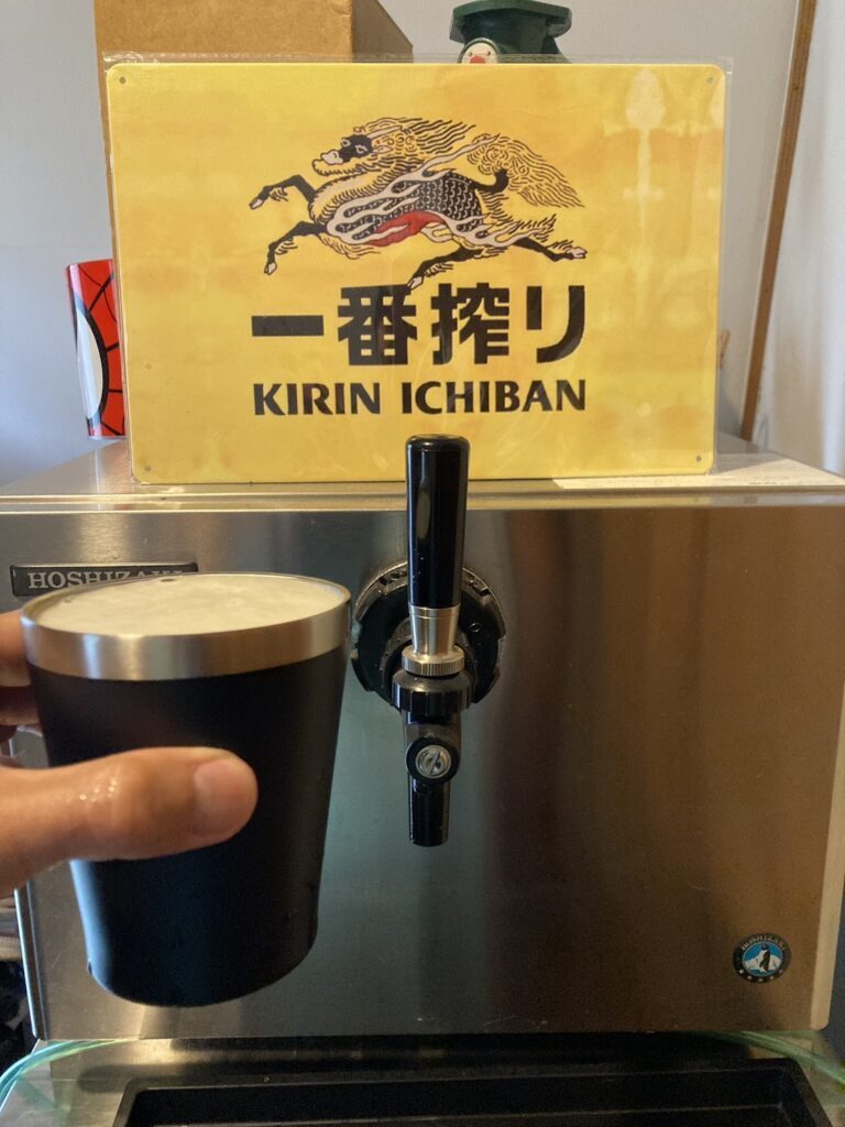 生ビールと店舗用の看板（＠mugihobeerさんより提供）