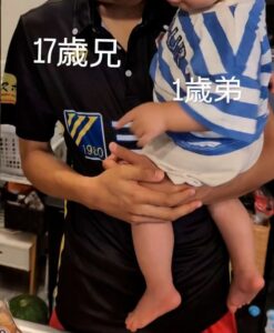 1歳弟を抱っこする17歳兄。2人の様子を見ていると…直後、まさかの光景に「お兄ちゃんがイケメンすぎる」「愛が目から溢れてる！」