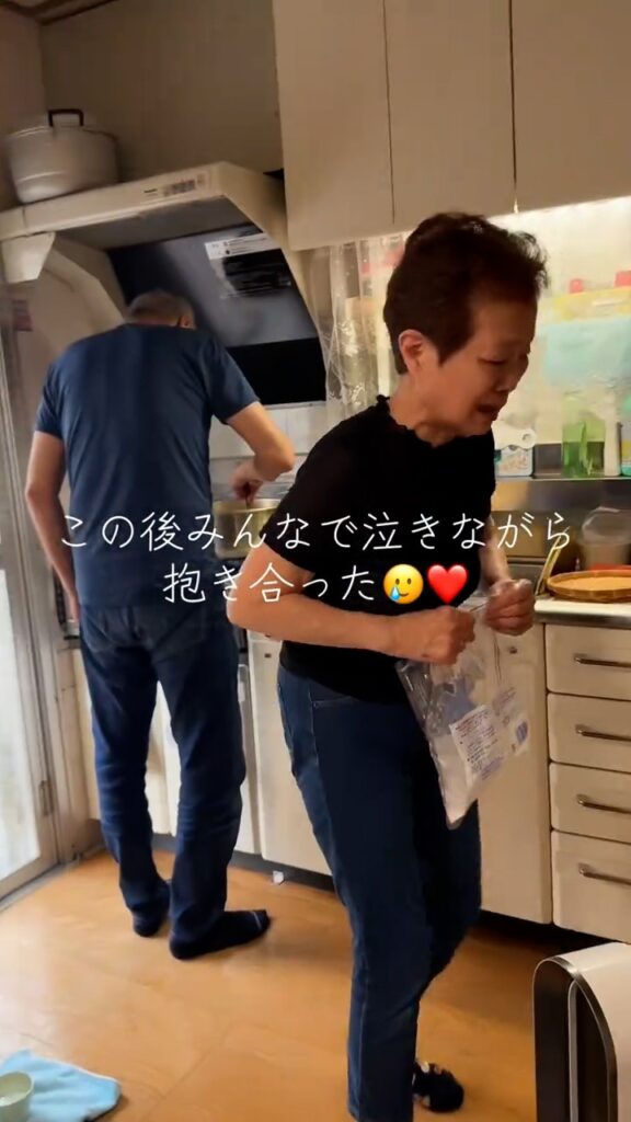 泣きながら抱き合う様子（＠me_yuzuhachimitsuさんより提供）