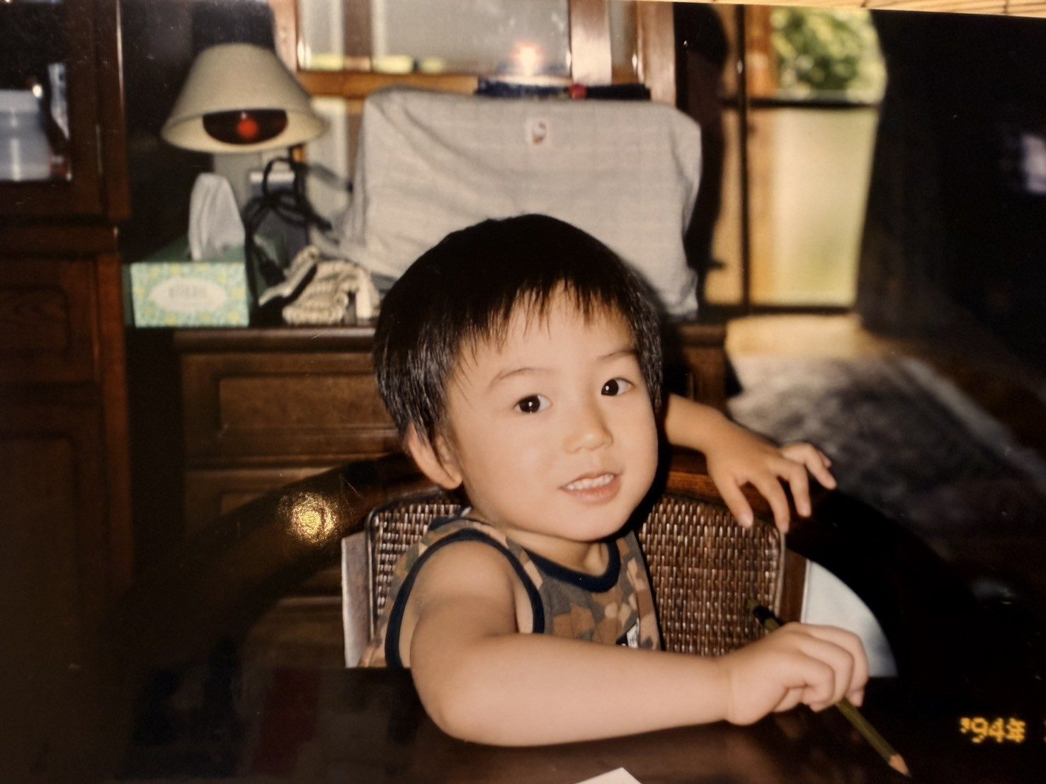 平成11年に撮影された親子の写真。→27年後…まさかの“激変”に「さいっこうにイケメン!」「すご」