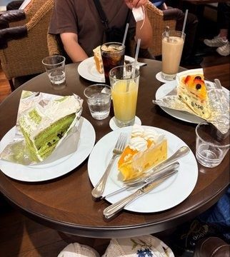 この日テーブルに並んだケーキとドリンク（＠ENTP_ADDさんより提供）