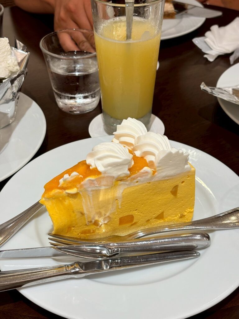 オレンジ色のフルーツをのせたケーキ（＠ENTP_ADDさんより提供）