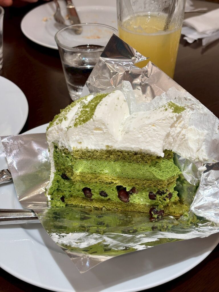 小豆をあしらった抹茶のケーキ①（＠ENTP_ADDさんより提供）