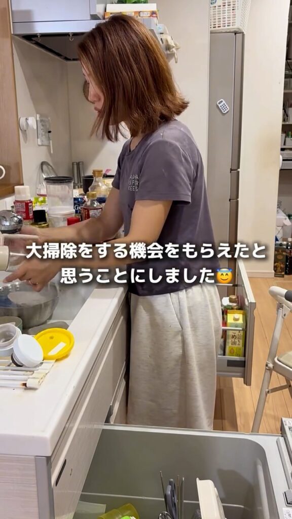調味料まわりを掃除するママさん②（＠aren79pyonさんより提供）