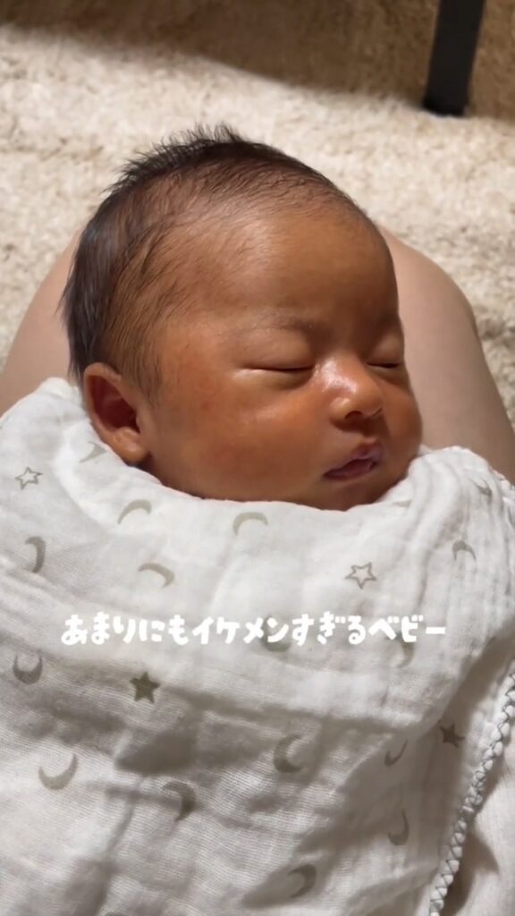 イケメンすぎるベビーの様子③（＠____edamameさんより提供）