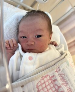 「パパとそっくり」「イケメンになる」と言われてきた赤ちゃん→ママが2ショットを投稿すると……「将来有望すぎ」