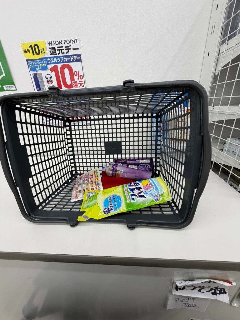 店員が倒して置いてくれた買い物カゴ（＠ai_5296さんより提供）