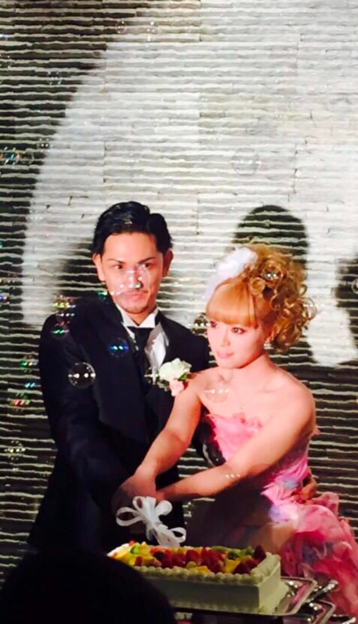2015年に撮られた「長瀬智也とayuに激似」な2人の結婚式の写真。→11年後の現在の姿に…「美男美女夫婦…！！！！」「11年経ってます？」