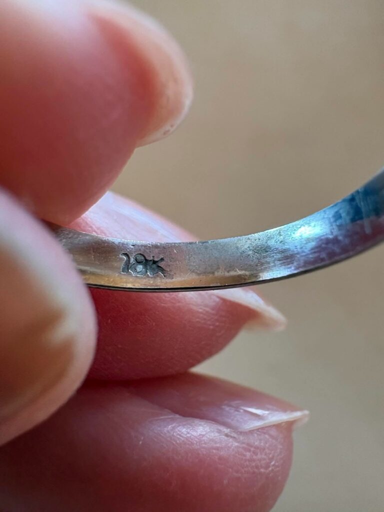 リングに刻まれた「18K」の刻印（＠nimanonnoさんより提供）
