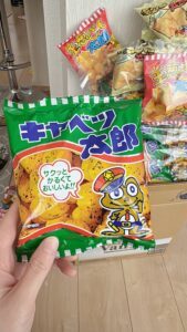 『駄菓子太郎シリーズ』のパッケージ→裏面を見てみると…驚きの光景に「シュールww」「こんなのあったの！？」「おもろｗ」