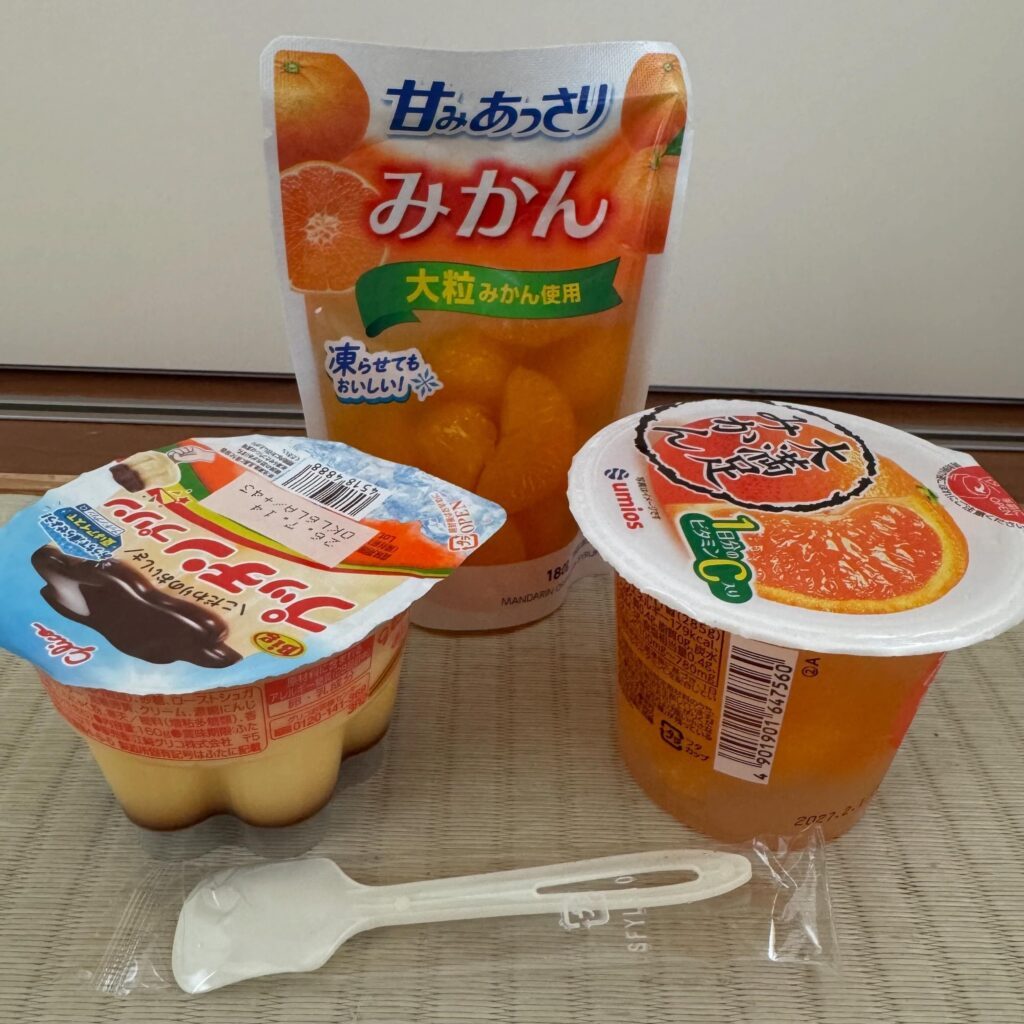 次男さんが買ってきたゼリーやパウチのみかんなど（＠hrh.ykhさんより提供）
