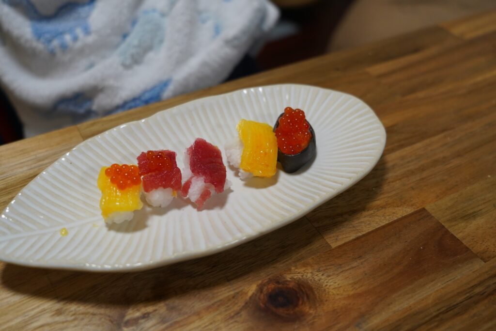 自分で作ったお菓子のお寿司（＠luvmyallさんより提供）
