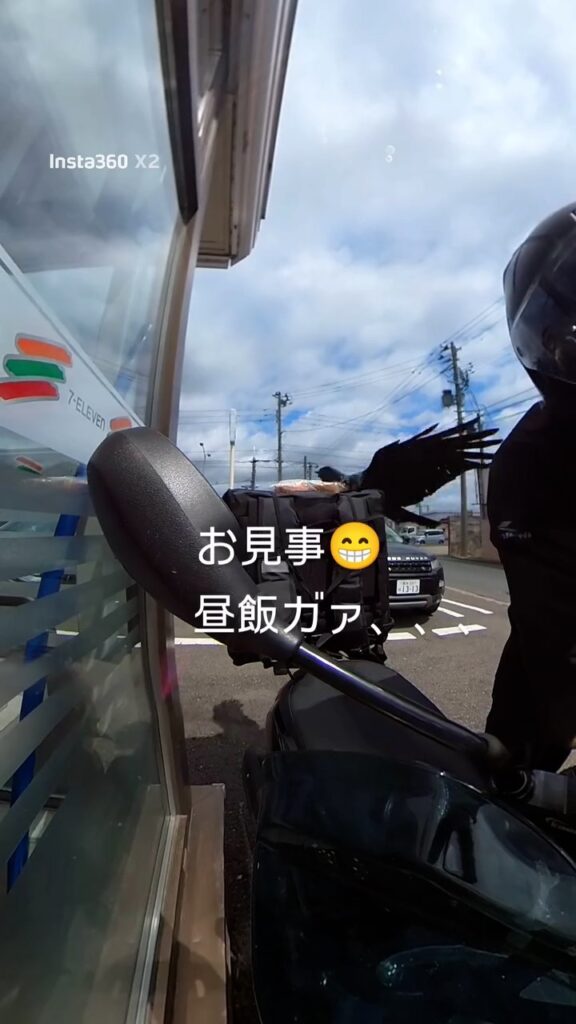 昼食を奪われる様子③（＠bad_uber_riderさんより提供）