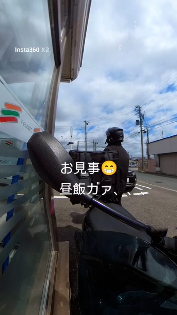 カラスに昼食を奪われる様子⑦（＠bad_uber_riderさんより提供）