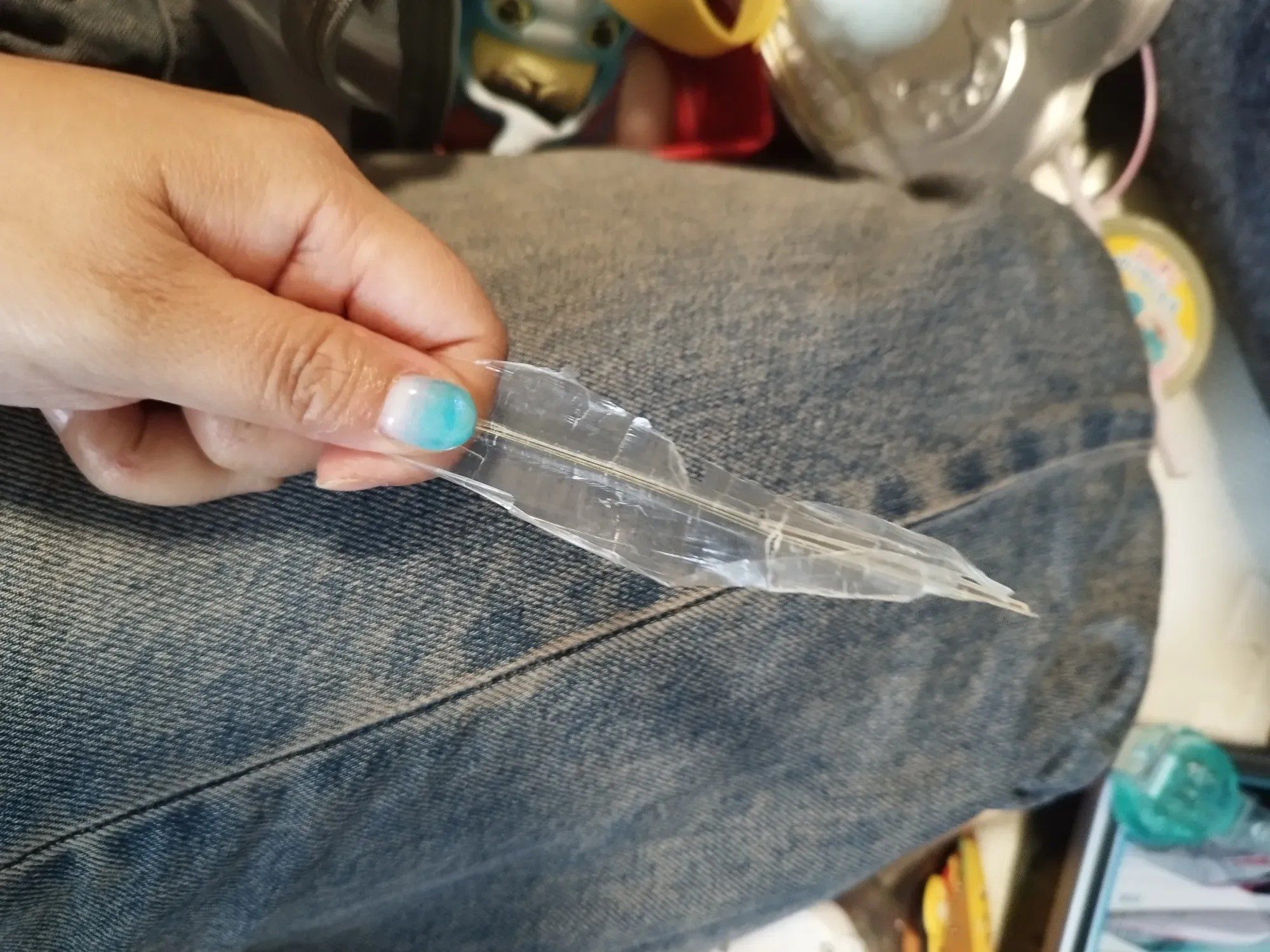 6歳息子の“おもちゃ箱”から出てきた透明な物体。まさかの正体に「なぜおもちゃ箱に！？ww」「びっくりするww」