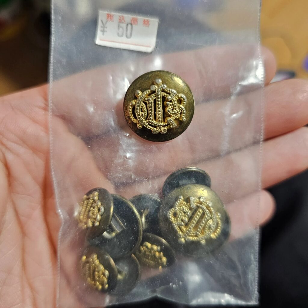 50円で見つけたボタン①（＠chaotic_graffitiさんより提供）