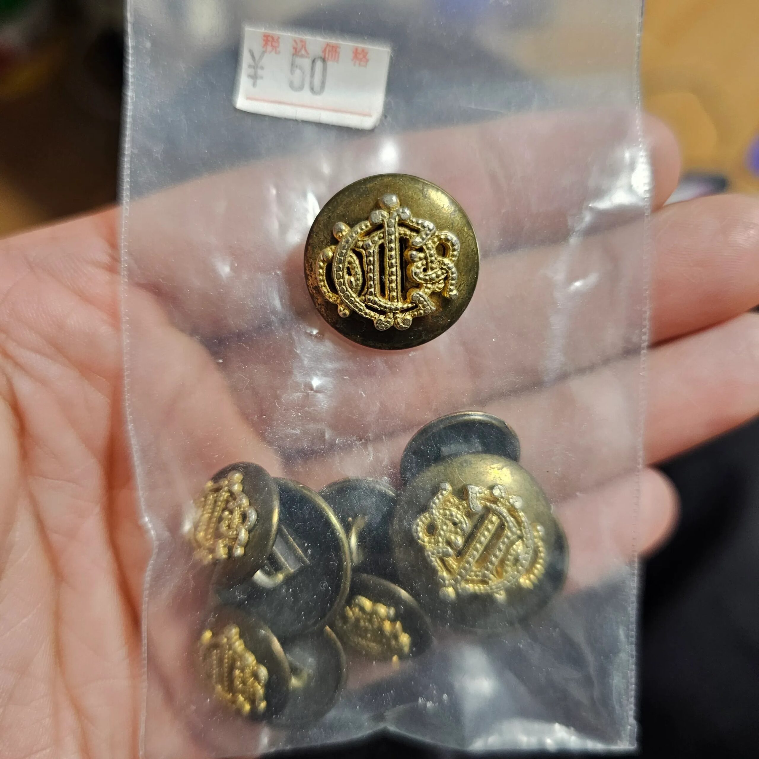 リサイクルショップで見つけた50円のボタン→しかしよく見ると……まさかの光景に「え！すごい！」「素敵な掘り出し物」