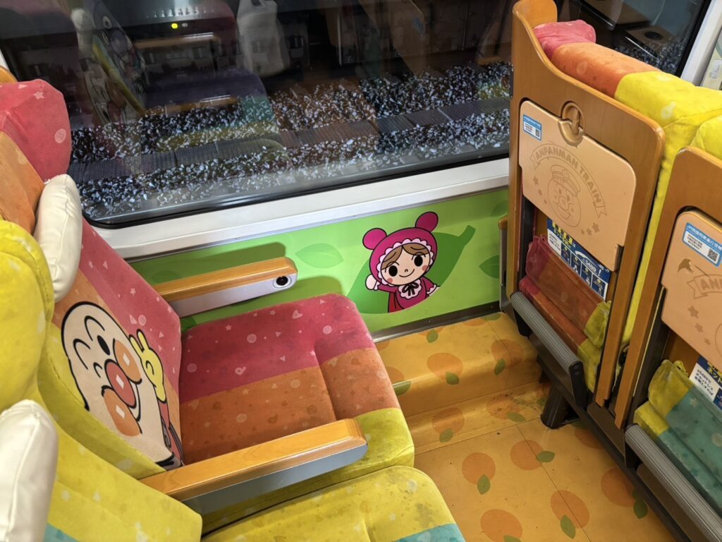 アンパンマン柄の車内の様子（＠akari_mamanoteさんより提供）