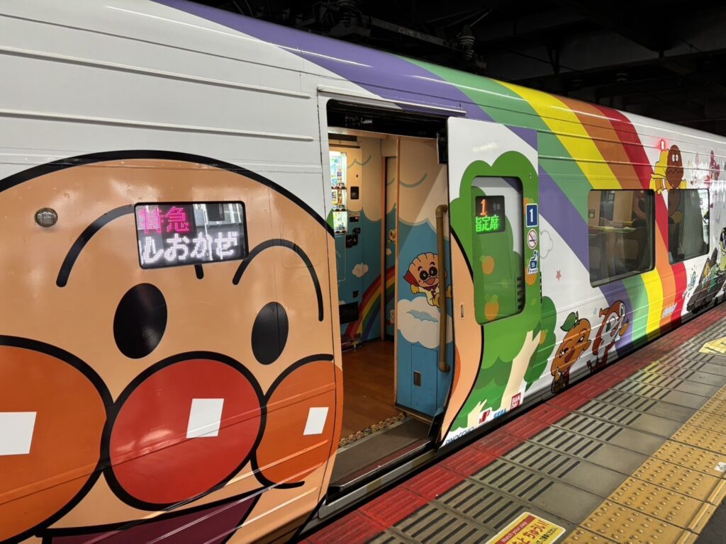 アンパンマン列車の外観（＠akari_mamanoteさんより提供）