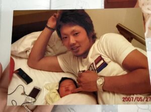 16歳で父になった男性「子育ては何も分からなかった」→しかし19年後、現在の姿に「愛のカタチ」「素敵！」「感慨深くなりますよね」