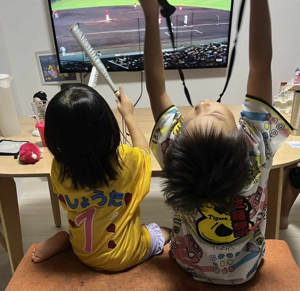試合をテレビで応援する様子（＠minirikaさんより提供）