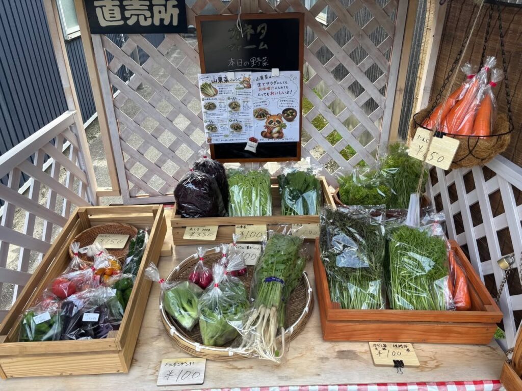 直売所に並ぶ野菜②（＠kaneta_farmさんより提供）